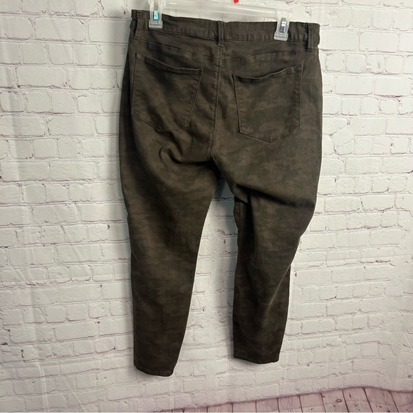 Pistola green retro camo printed ladies cropped cargo pants size 31 - Picture 2 of 8